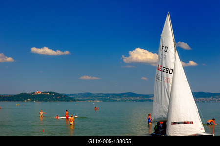 Strandolók a zamárdi szabadstrandon-stock-foto