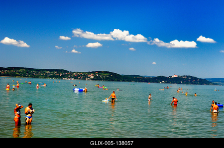 Strandolók a zamárdi szabadstrandon-stock-foto
