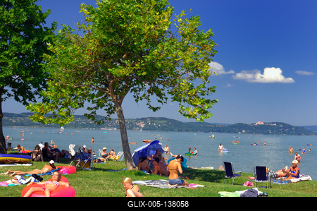 Strandolók a zamárdi szabadstrandon-stock-foto