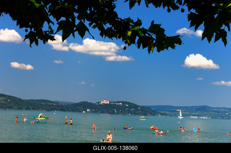 Strandolók a zamárdi szabadstrandon-stock-foto
