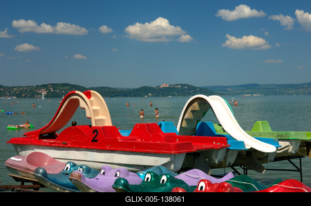 Strandolók a zamárdi szabadstrandon-stock-foto