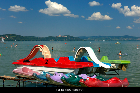 Strandolók a zamárdi szabadstrandon-stock-foto