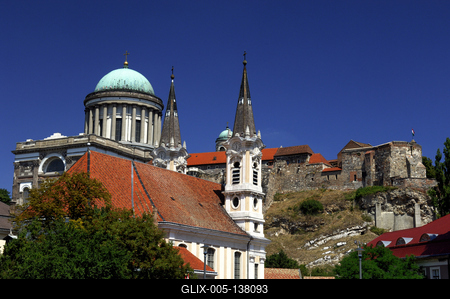 Esztergom, vizivárosi látkép a várral és a bazilikával-stock-foto