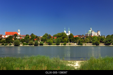 Vác látképe a Dunával-stock-foto