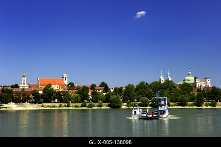 Vác látképe a Dunával-stock-foto