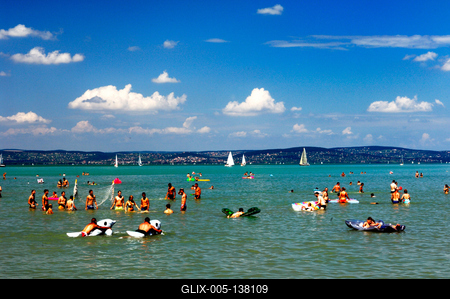 Siófok, fürdőzők a nagystrandon-stock-foto
