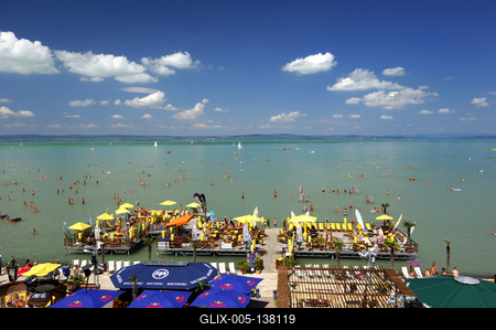 Siófok, fürdőzők a nagystrandon-stock-foto