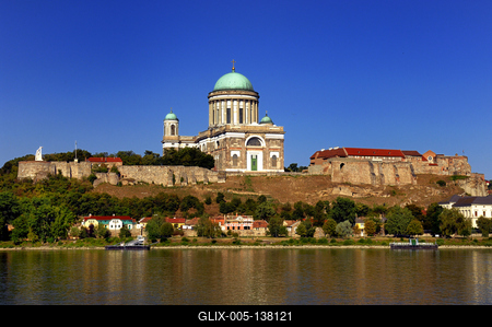 Az Esztergomi bazilika látványa Párkányról-stock-foto