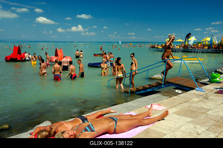 Siófok, fürdőzők a nagystrandon-stock-foto
