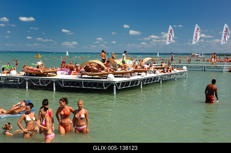 Siófok, fürdőzők a nagystrandon-stock-foto