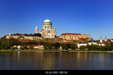 Az Esztergomi bazilika látványa Párkányról-stock-foto