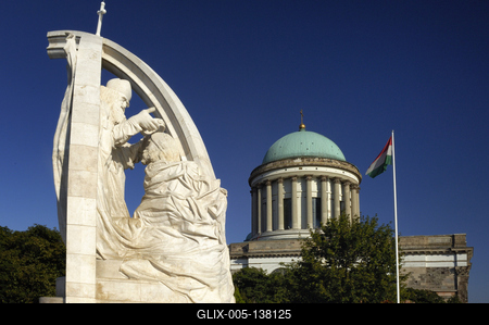 Esztergom, Melocco Miklós szobra és a bazilika-stock-foto