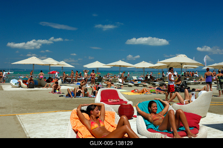 Siófok, napozók a nagystrandon-stock-foto