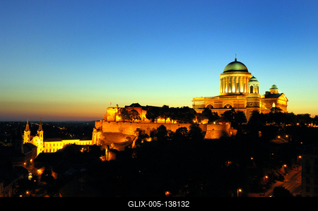 Az Esztergomi bazilika látványa esti kivilágításban-stock-foto