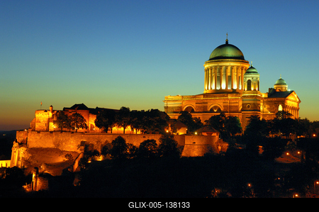 Az Esztergomi bazilika látványa esti kivilágításban-stock-foto