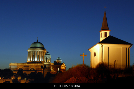 Az Esztergomi bazilika látványa esti kivilágításban-stock-foto