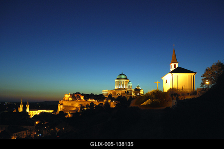 Az Esztergomi bazilika látványa esti kivilágításban-stock-foto