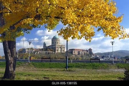 Az Esztergomi bazilika látványa Párkányról-stock-foto