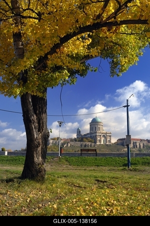 Az Esztergomi bazilika látványa Párkányról-stock-foto