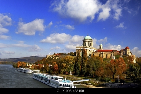 Az Esztergomi bazilika és a vár látképe a Dunával-stock-foto
