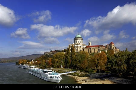 Az Esztergomi bazilika és a vár látképe a Dunával-stock-foto