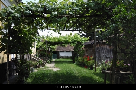 Őrségi ház udvara Őriszentpéteren-stock-foto