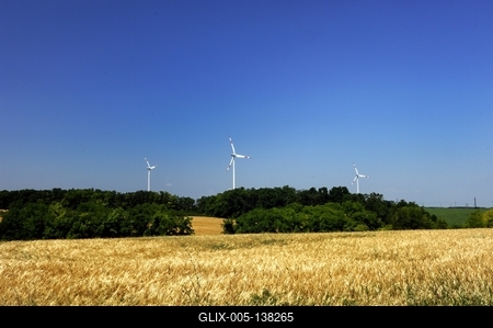 Szélerőmű Nagylózs határában-stock-foto