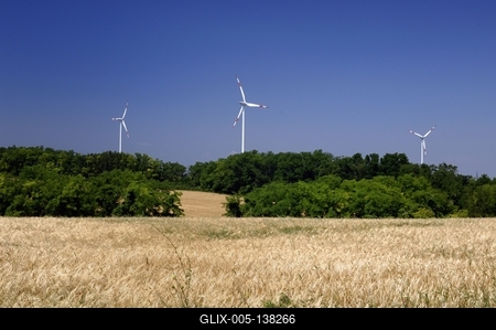 Szélerőmű Nagylózs határában-stock-foto
