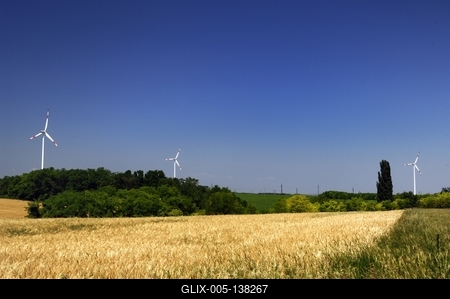 Szélerőmű Nagylózs határában-stock-foto