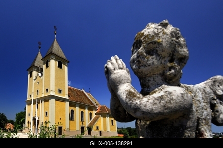 Fertőszéplak, Mindenszentek-templom-stock-foto