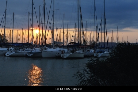 Naplemente a balatonlellei kikötőben-stock-foto