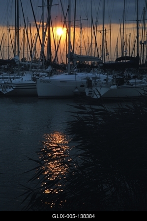 Naplemente a balatonlellei kikötőben-stock-foto