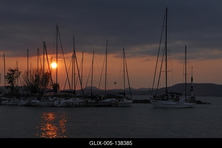Naplemente a balatonlellei kikötőben-stock-foto
