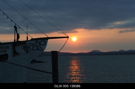 Naplemente a balatonlellei kikötőben-stock-foto