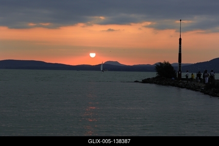 Naplemente a balatonlellei kikötőben-stock-foto
