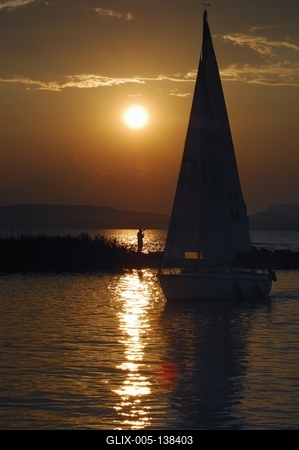 Naplemente a balatonlellei kikötőben-stock-foto