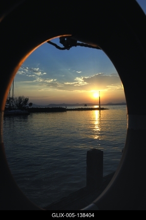 Naplemente a balatonlellei kikötőben-stock-foto