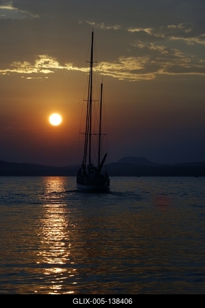 Naplemente a balatonlellei kikötőben-stock-foto