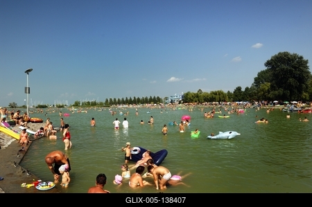 Strandolók a balatonlellei szabadstrandon-stock-foto