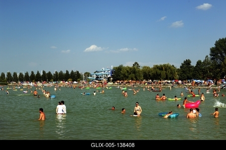 Strandolók a balatonlellei szabadstrandon-stock-foto