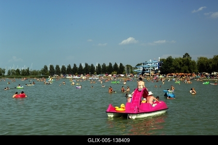 Strandolók a balatonlellei szabadstrandon-stock-foto