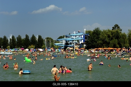 Strandolók a balatonlellei szabadstrandon-stock-foto