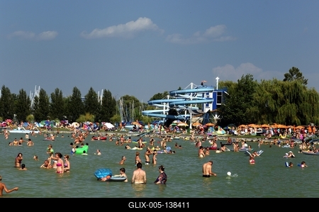 Strandolók a balatonlellei szabadstrandon-stock-foto