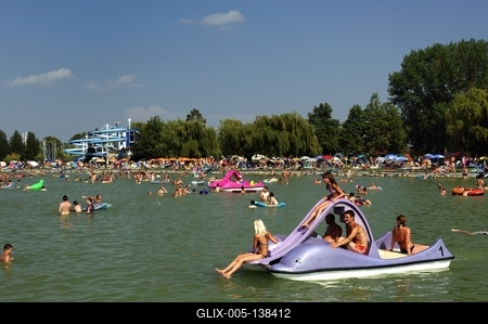 Strandolók a balatonlellei szabadstrandon-stock-foto