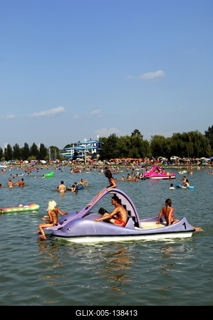 Strandolók a balatonlellei szabadstrandon-stock-foto