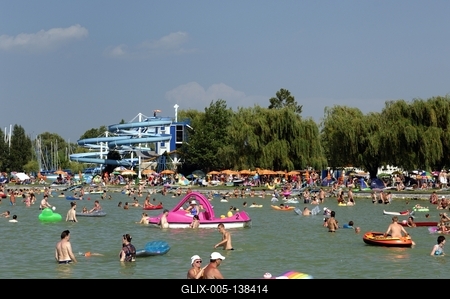 Strandolók a balatonlellei szabadstrandon-stock-foto