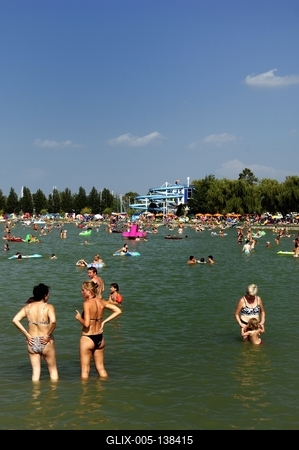 Strandolók a balatonlellei szabadstrandon-stock-foto