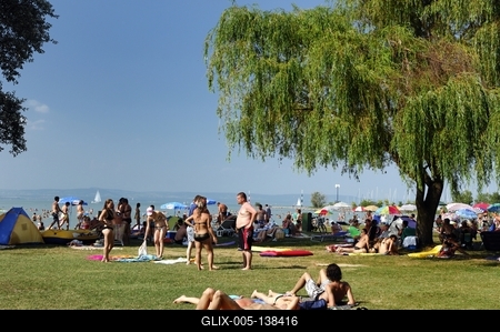 Strandolók a balatonlellei szabadstrandon-stock-foto