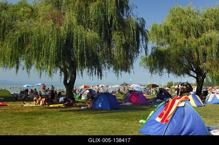 Strandolók a balatonlellei szabadstrandon-stock-foto