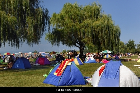 Strandolók a balatonlellei szabadstrandon-stock-foto